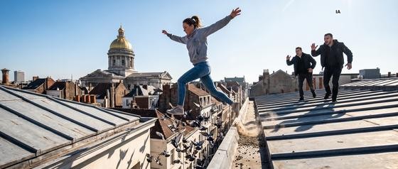 Dérive : elle saute dans le vide, pas vers l'autre toit. Nano Banana 2, même prompt.